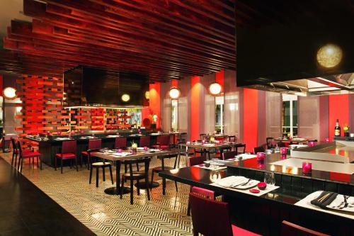 Un restaurante u otro lugar para comer en Dreams Dominicus La Romana Resort & Spa