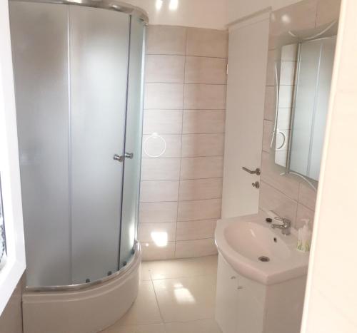 une salle de bains avec douche, toilettes et lavabo dans l'établissement Apartment Nina, à Zadar