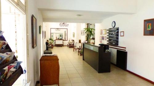 a living room with a kitchen and a dining room at Hotel San Jorge in Paraná