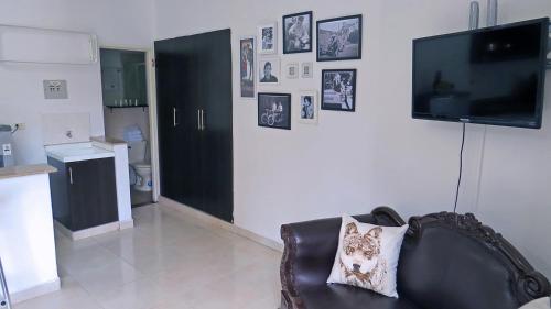 Una televisión o centro de entretenimiento en Arco Apartasuites
