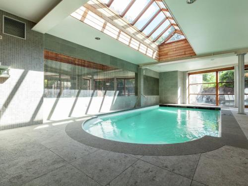 Bassein majutusasutuses Villa with pool and sauna near the sea või selle lähedal