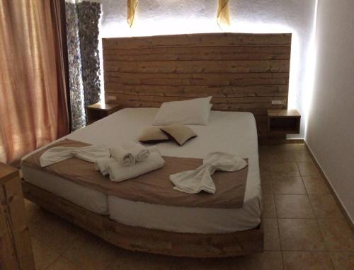 a bedroom with a bed with towels on it at Villa Livadaros in Karterados