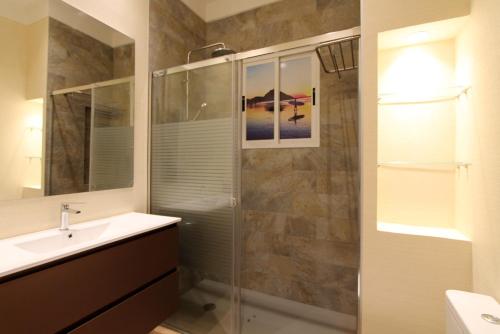 サン・セバスティアンにあるJose Maria Soroaのバスルーム(ガラス張りのシャワー、シンク付)