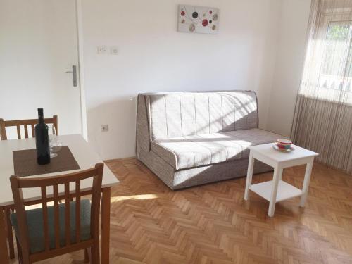 un salon avec un canapé et une table dans l'établissement Apartment Nina, à Zadar