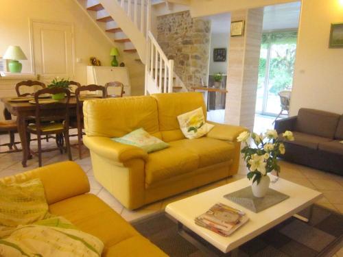 ein Wohnzimmer mit einem gelben Sofa und einem Tisch in der Unterkunft Superb holiday home in Escalles near the sea in Escalles