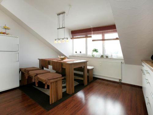 cocina con mesa de madera y algunas sillas en Apartment in Dietmannsried near the forest, en Dietmannsried