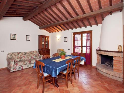 een woonkamer met een tafel en een bank bij Belvilla by OYO San Martino in Ambra