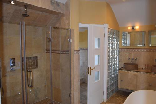 Ένα μπάνιο στο Amazing 4 Bed Scottish Baronial Style House