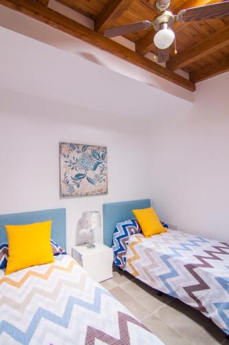 two beds sitting next to each other in a bedroom at Anju Villas Los delfines Bravo's apartments in Corralejo