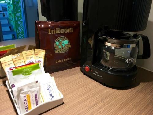 Herbal Inn Suitesにあるコーヒーまたはお茶