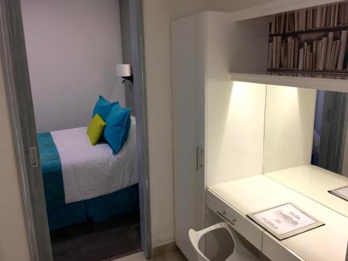 Кровать или кровати в номере Herbal Inn Suites