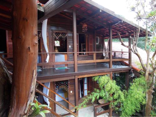 an outside view of a house with a tree at Pousada Riacho Dos Cambucas in Abraão