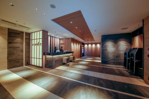 eine Lobby eines Gebäudes mit einer Bar darin in der Unterkunft Hotel Code Shinsaibashi in Osaka