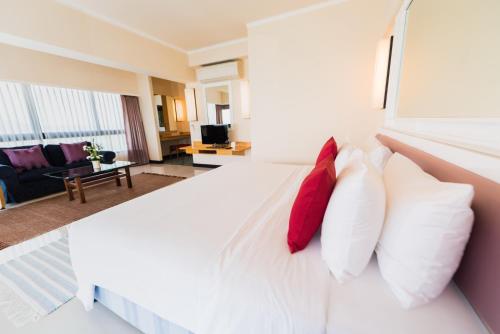 Postel nebo postele na pokoji v ubytování Rayong Resort Hotel โรงแรมระยองรีสอร์ท