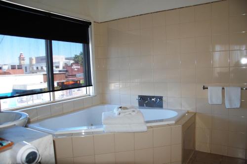 Mercure Hotel Milduraにあるバスルーム