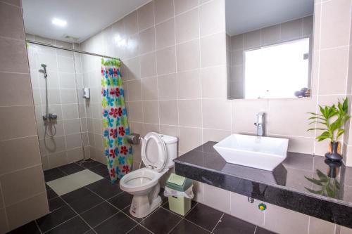 ein Bad mit einem WC, einem Waschbecken und einer Dusche in der Unterkunft Good Time Resort in Sihanoukville