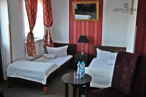 Ένα ή περισσότερα κρεβάτια σε δωμάτιο στο Motel Łużycki & Restauracja