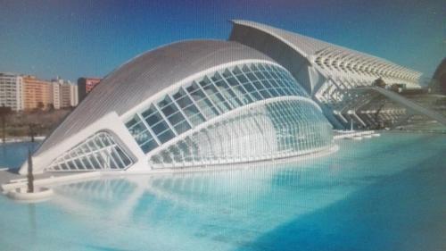 una rappresentazione di un edificio con una piscina d'acqua di Apartamento Jardín de Ayora a Valencia