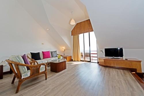 TV a/nebo společenská místnost v ubytování Rayong Resort Hotel โรงแรมระยองรีสอร์ท