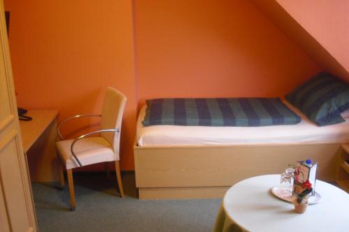 Ein Bett oder Betten in einem Zimmer der Unterkunft Parkhotel Phoenix Garni