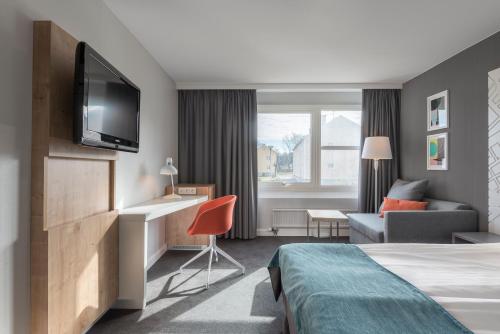 シェブデにあるQuality Hotel Prismaのベッド1台、薄型テレビが備わるホテルルームです。