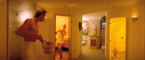 バッハにあるSchönauer Hofの鏡を見ながら浴室に立つ女性