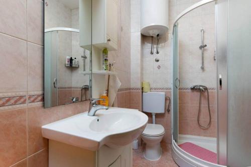een badkamer met een wastafel, een douche en een toilet bij Apartment Ana in Split