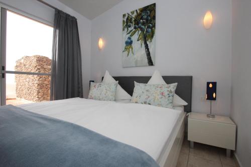 A bed or beds in a room at Casa Flores Finca Alcalá