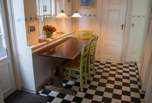 uma cozinha com uma mesa de madeira e 2 cadeiras em Bed & Breakfast Hasse Christensen em Ribe