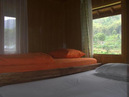 サンバラン・ラワンにあるBale Sembahulun Cottages & Tendの窓付きの部屋(オレンジの枕付)