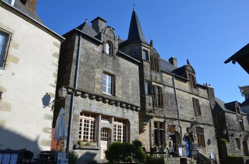 Un ancien bâtiment avec une tour en haut dans l'établissement La Tour du Lion, à Rochefort-en-Terre