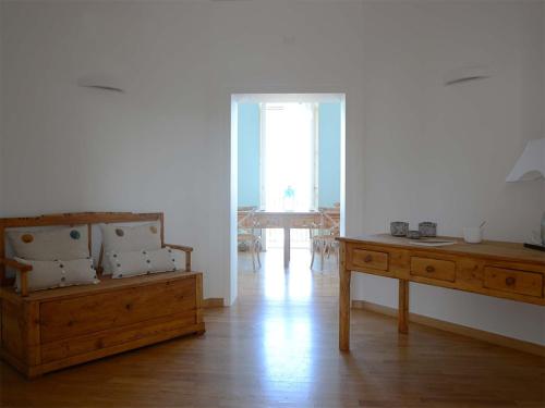 a room with a table and a bench and a window at Maremaris B&B in Trani