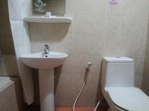 Un baño de Sylvia Hotel Budget