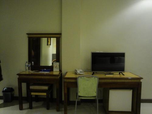 Una televisión o centro de entretenimiento en Sylvia Hotel Budget