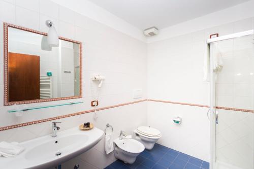 Koupelna v ubytování Hotel Cavaliere