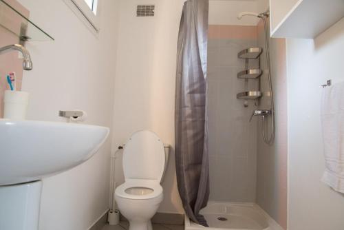 a bathroom with a toilet and a shower at Village de gîtes de Blajoux in Quézac