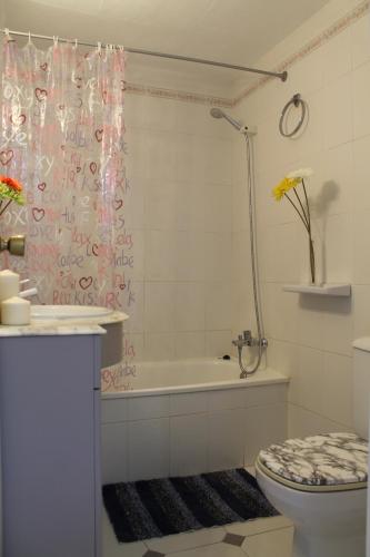 A bathroom at Apartamento Promar