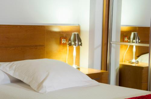 Ένα ή περισσότερα κρεβάτια σε δωμάτιο στο Apartamentos Cean Bermudez