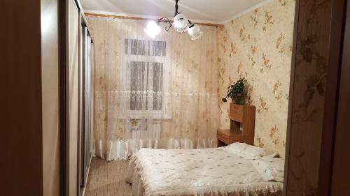Apartment on Pereulok Yanovskogo 2房間的床