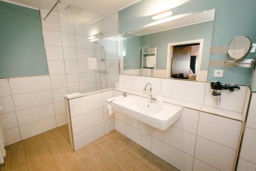 y baño con lavabo y espejo. en bei Kliewe im Westfälischen Hof, en Beckum