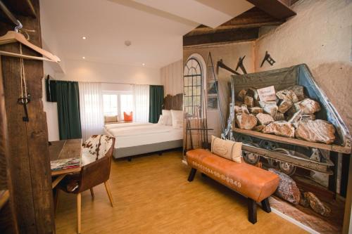 ein Wohnzimmer mit einer Bank und ein Schlafzimmer in der Unterkunft bei Kliewe im Westfälischen Hof in Beckum