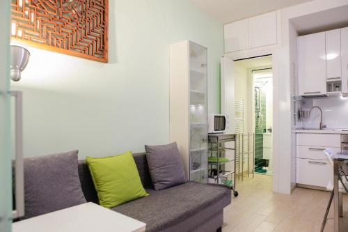 ミラノにあるThe Best Rent - Milan Loreto Apartmentのリビングルーム(ソファ付)、キッチン