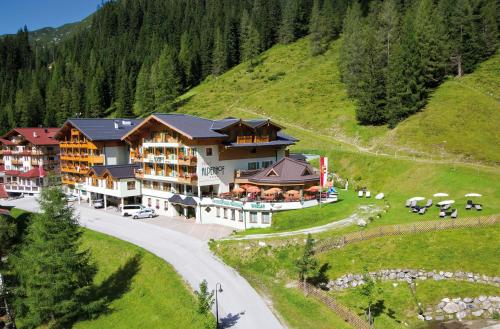 eine Luftansicht eines Hotels auf einem Berg in der Unterkunft Hotel Alpenhof Superior in Zauchensee