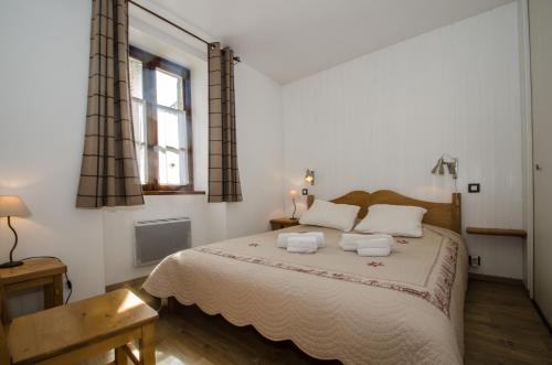 een slaapkamer met een bed met twee handdoeken erop bij Appartement Lavande in Chamonix-Mont-Blanc