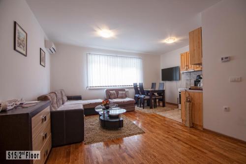 TV a/nebo společenská místnost v ubytování Šišarka Apartmani Zlatibor