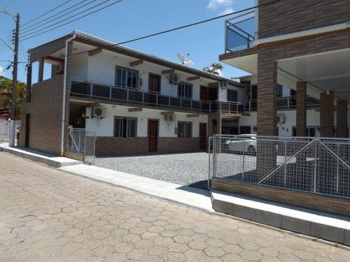 a building with a fence in front of a street at Hotel Anjo Gabriel in Penha