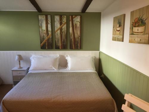 レッジョ・ディ・カラブリアにあるPossidonea 28の緑の壁のドミトリールーム(ベッド1台)