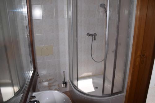 La salle de bains est pourvue d'une douche, d'un lavabo et de toilettes. dans l'établissement Ferienwohnung Bayer, à Gohrisch