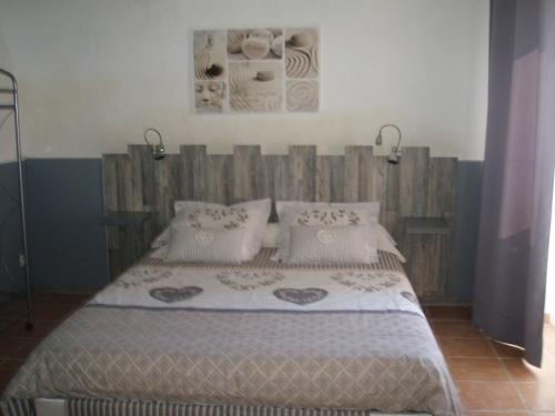サレルヌにあるLes Vingalièresのベッドルーム1室(木製ヘッドボード付きのベッド1台付)