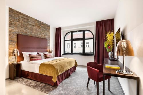 um quarto de hotel com uma cama e uma secretária com uma secretária em Lux 11 Berlin-Mitte em Berlim